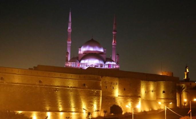 الأضواء تزين قلعة صلاح الدين في العاصمة المصرية القاهرة افتتاح مهرجان القلعة الدولي للموسيقى والغناء. صورة من أرشيف رويترز.
